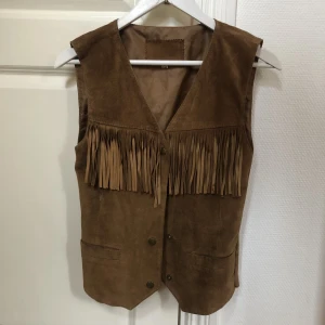 Mockaväst med fransar - Lite klumpigt insydd av mig, men det är inget som syns utifrån!