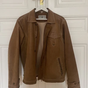 Läderjacka - Brun vintage jacka i äkta läder, perfekt till höst och vinter⭐️🤎i fint skick, säljer då den inte används! 