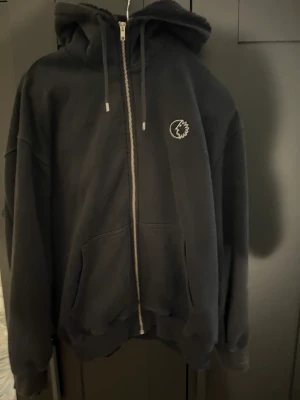 District 46 zip hoodie - Väldigt stor i storleken! Fint skick men lite solblekt