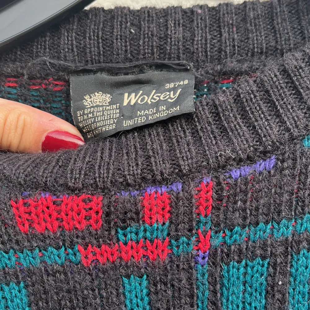 Multifärgad stickad tröja från märket Woolsey i storlek M. Tröjan är Oversized i modellen så den passar också L. Köpt second hand på Beyond Retro. Säljer då den inte kommer till användning. Stickat.