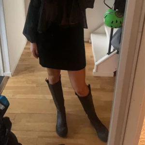 Svarta boots/ stövlar  - Säljer mina svarta stövlar/boots i storlek 37. Dom är använda men i fint skick🫶🏼