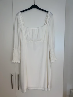 Vit kortklänning  - En vit fin klänning som passar till avslutning eller student🌺