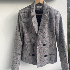 Kavaj från nakd  - Klassisk kavaj från nakd i bra skick. Röda sömmar på kavajen.❤️