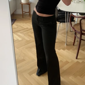 Lågmidjade kostymbyxor - Väldigt snygga lågmidjade kostymbyxor från Orsay. Aningen försmå för mig nu tyvärr 🩷  Midja mätt platt över : 37  Midja runt (sitter lågt) ca 80 Innerbenslängd 76. Inga skador och i toppskick, skriv för fler bilder etc