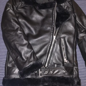 Pilot jacka - Jätte fin jacka som jag köpt här men i tyvärr fel storlek så säljer vidare. Den är i jätte bra skick.