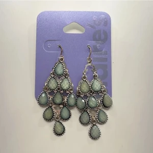 Sina örhängen - Fina somriga örhängen från claire’s💕 aldrig använda men en av stenarna saknas på ena örhänget, lite rostiga på själva delen man har i örat