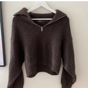 Stickad tröja  - Säljer denna stickade Gina tröja i världens finaste bruna färg. Tyvärr kmr den inte till användning hos mig längre så den letar efter ett nytt hem💞🌟 köpt här på plick, fortf i fint skick!