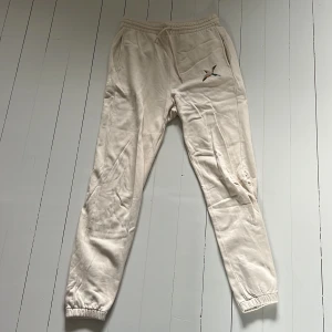 Byxor arigato  - Byxor från Axel arigato, endast använd ett par gånger, är i nyskick, nypris ca 1800 