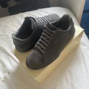 Arigato skor gråa - Säljer min arigatos dark grey som jag köpte på nk för ca 2veckor sen. 9/10 skick eftersom jag bara använt dom ett få antal gånger. Skriv privat för fler bilder om ni vill ha. Har boxen och påsen. Nypris var 2600kr, Säljer för 2000kr.