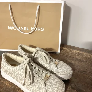 Michael Kors skor 38 - Använda max 5 gånger då jag insåg att de va för stora för mig. Smått smutsiga där framme men rengör självklart innan jag skickar 🩷