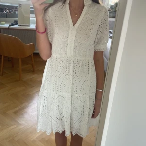 Vit klänning från YAS - Jätte fin klänning till tex dop eller konfirmation. I jätte bra skick, enbart använd 1 gång
