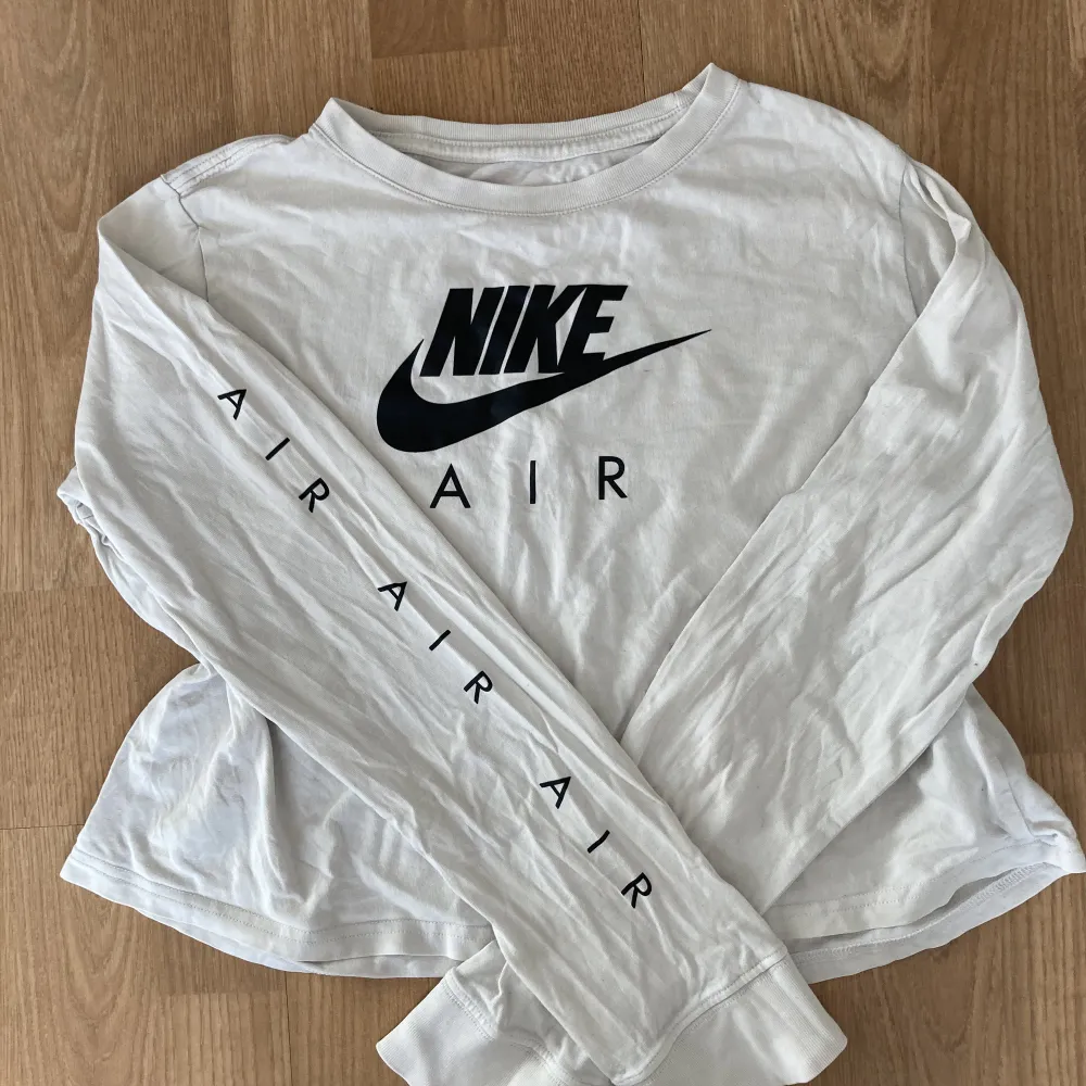 Jätte fin Nike långärmad tröja som har fin text på armen. Tröjan är använd men har inga defekter. Tröjan är för kort  för mig ( är 1,76 ). Så kanske skulle fungera på någon som är kortare men har samma storlek som jag S. Tryck gärna på köp nu❤️❤️❤️. Tröjor & Koftor.