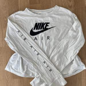 Jätte fin Nike långärmad tröja som har fin text på armen. Tröjan är använd men har inga defekter. Tröjan är för kort  för mig ( är 1,76 ). Så kanske skulle fungera på någon som är kortare men har samma storlek som jag S. Tryck gärna på köp nu❤️❤️❤️