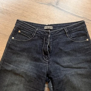 Baggy bootcut jeans - Snyggaste jeansen som är för stora på mig😩😭 De har gulligaste silver / blå stichingen som ger jeansen en unik vibe😌 Köpta i Polen och använda 1 gång🌟 Vid funderingar kring mått och andra bilder skriv privat🫶