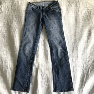 Pepe jeans - Super fina lågmidjade pepe jeans som sitter för tajt. Köpte från en annan tjej men har aldrig använt. Dem är i super bra skick! Midjemått: 37x2 Innerbenslängden: 78 Höft: 40x2