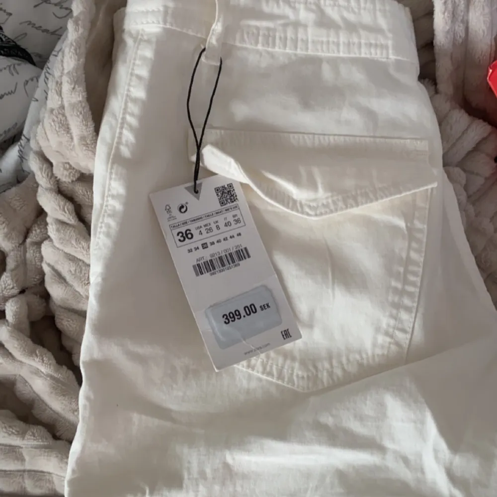 De vita populära cargobyxorna från Zara i storlek 36, lappen är kvar! Helt slutsålda på hemsidan🙌🏼💕. Jeans & Byxor.