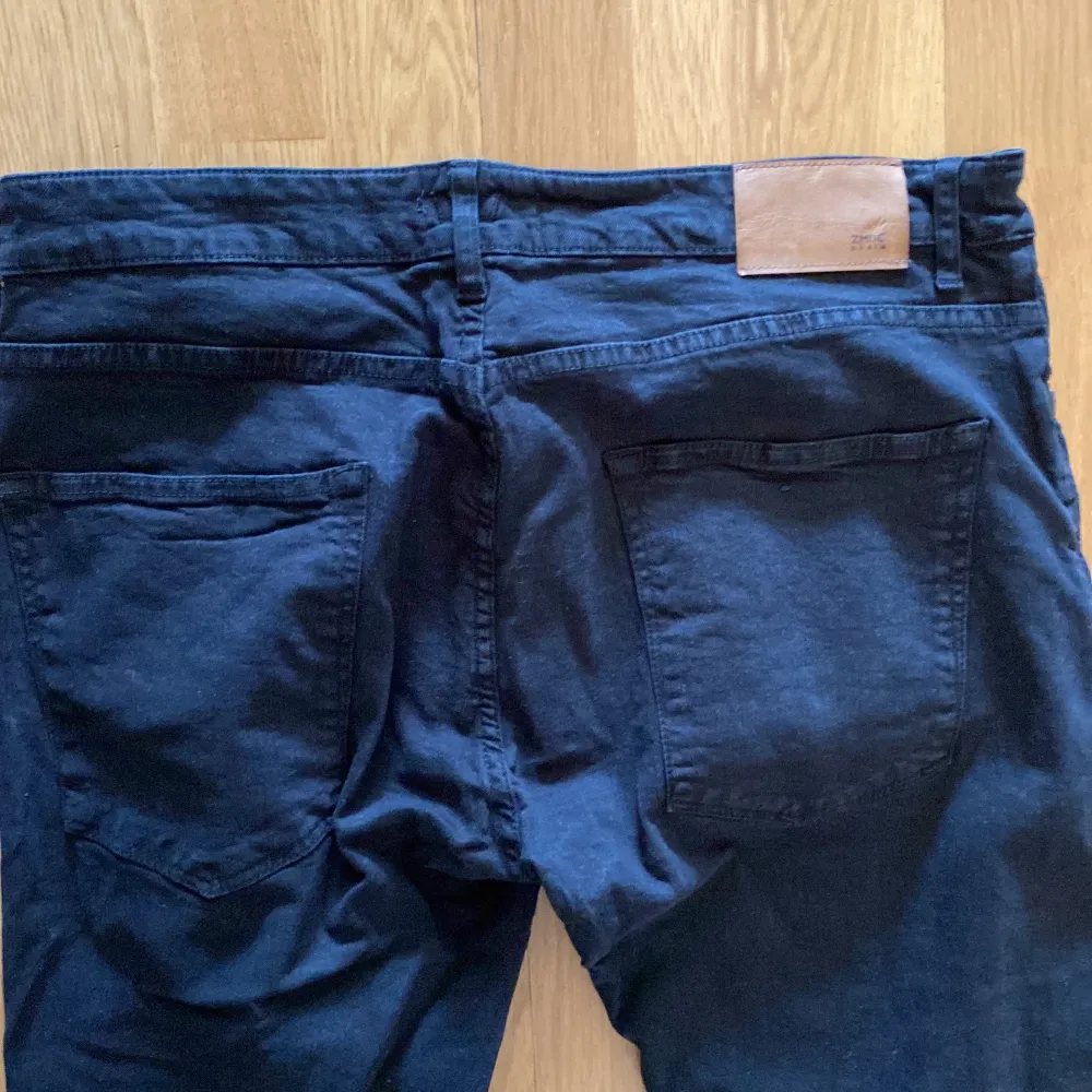 Jeans från Zara. Storlek 46. . Jeans & Byxor.