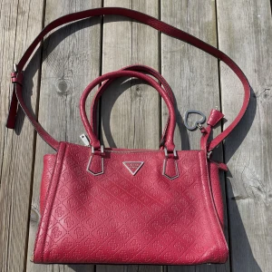 Guess väska - riktigt snygg väska från Guess❤️ fick i present och har används några gånger. kontakta mig om du vill se fler bilder på väskan♥️ [Frakt: 69kr]