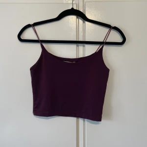 Crop topp - Crop topp i storlek S från chiquelle. Väldigt skönt och stretchigt material. Men tyvärr så har axelbanden blekts i tvätten, därav priset. (Se bild 3) 35 kr + frakt🥰