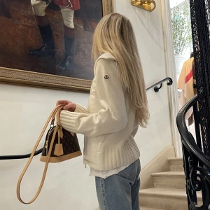 Moncler cardigan   - Sjukt snygg duncardigan från Moncler  Så fin vit färg perfekt till våren och sommaren  Köpt på moncler i Paris, nypris ca 7500 Kvitto och äkthetsbevid medföljer! Knappt använd 