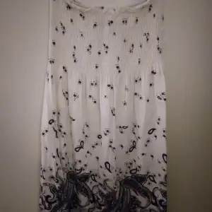 Kort svart vit mönstrad bandeau klänning / topp som är sk 