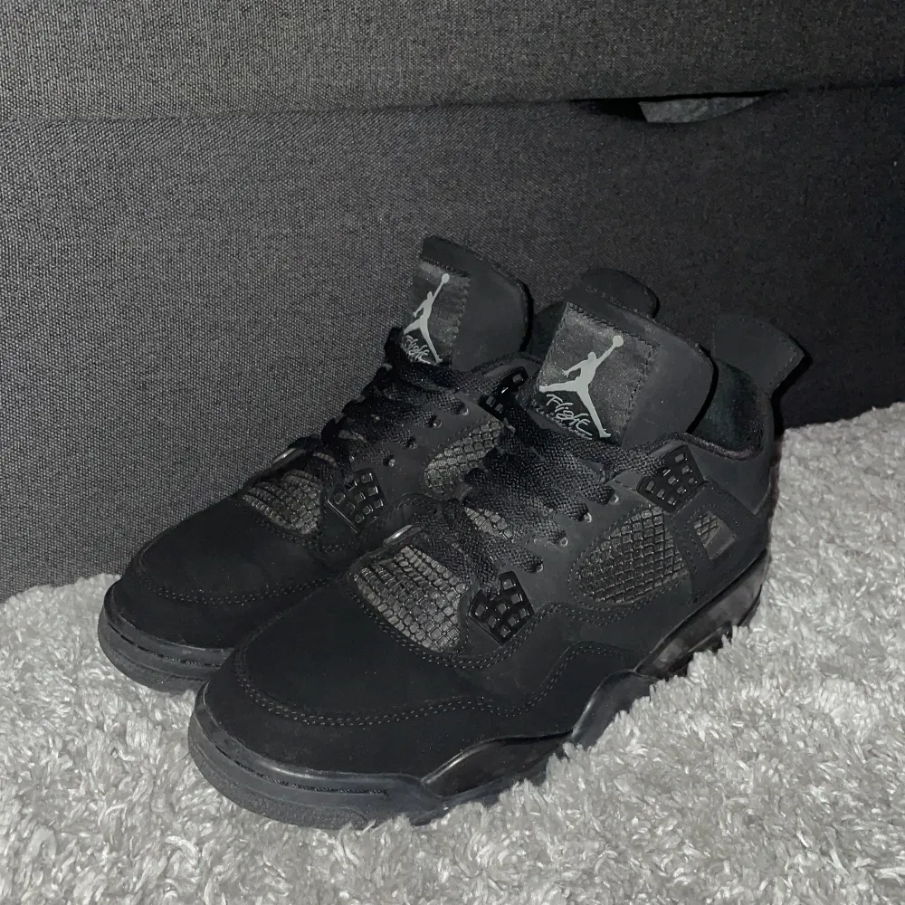 Jordan 4 black cats A kopia, köpta för 1500 men är använda i 2 månader så säljer för billigare. Säljer dom för gillar ej modellen av denna sko.. Skor.