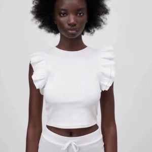 Vit topp zara - ALDRIG ANVÄND! Super fin topp som aldrig kommer till användning💓 den har inge missfärgningar eller så då den bara har hängt i garderoben! Skriv vid intresse eller frågor💞