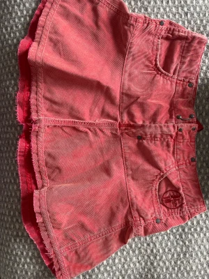 90-tals lågmidjad kjol - En 90-tal jeans kjol. Lågmidjad och dessutom köpt från DISEL, därav lite högt pris. Mycket bra skick. Ifrån deras 90-tals kollektion. 