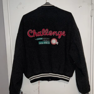 Dobber Collagejacka  - Cool Dobber collagejacka i en svart/grå färg med fina detaljer. I storlek L men sitter fint oversize på mig med storlek M. I använt men gott skick! Betalningen sker via Swish!