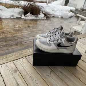 Air force 1 wolf grey cut out swoosh stl 40,5 - Säljer mina Airforces pga. dem har blivit för små. Skick 6,5/10, Men ser ut som nya (kolla bilderna). Nypris ligger runt 2000kr. Köparen står för frakten! Creaseskydd följer även med  Pris kan diskuteras. Hör av er vid frågor! 