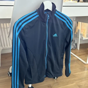 Adidas zip up hoodie - Jättefin, helt ny!💕