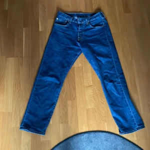 Levis 501 - Mörkblå levis jeans 501, knappt använda och i extremt bra skick. Köpta på levis hemsida.