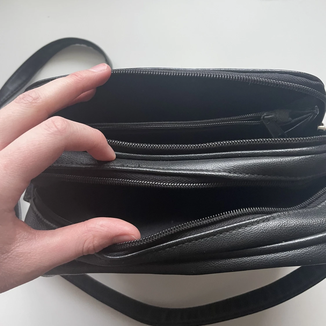 Svart axelremsväska i läder  - 91