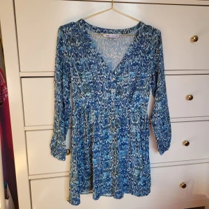 Sommarklänning från zara💙 - Så fin klänning från zara! Köpt förra sommaren och endast använd två gånger. Den är jättefin att ha vid alla årstider och tillfällen då den är lätt att styla🩵 Jätteskönt material! Köparen står för frakten, kan även mötas upp i Göteborg!