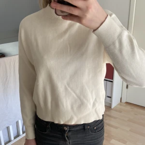 Stickad tröja - Från mango. Nypris 400kr. Mycket bra skick, inga knottror. Säljer då den inte kommer till användning.