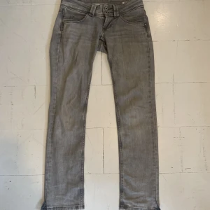 Jeans - Dessa jättesnygga lågmidjade jeans från pepe jeans❤️Har små slitsar längst ner. 