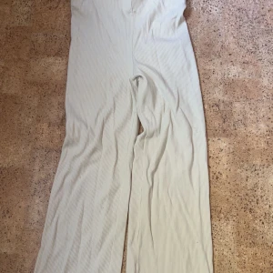 Byxor med vida ben - Dessa byxor från &otherstories är använda endast 1 gång och sitter fint. 