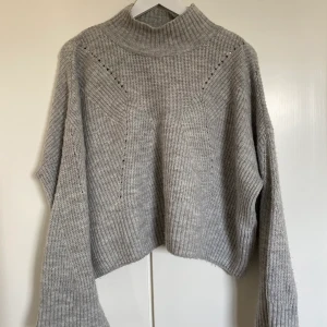 Stickad tröja  - Gosig och bekväm tröja med utsvängda armar i strl M från ginatricot! Pris; 50kr + frakt 