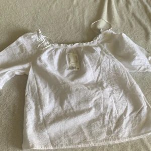 Sommar blus - Helt nytt skick och aldrig använt taggen är också kvar. Den är stretchig och det är Stockholmsstil.