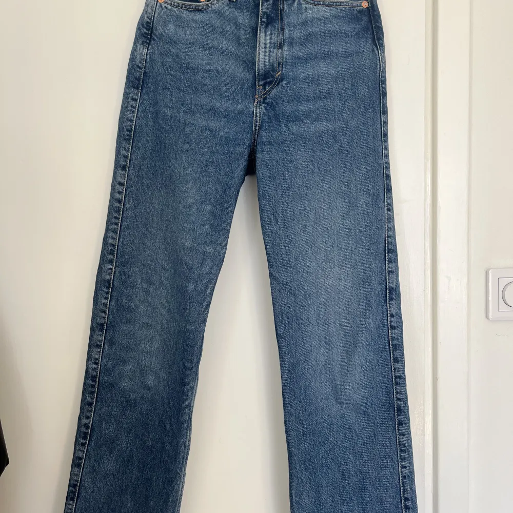 Weekday jeans - Modell Rowe Oanvända  Mörkblå . Jeans & Byxor.