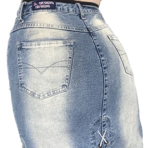 Lång jeanskjol  - Fett cool jeanskjol med snörning på sidorna och mitten! Midjemåttet 37 cm.  Någorlunda stretchigt material!