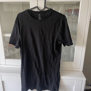 Basic tshirt - Kan köpa styck 40 kr eller tre stycken varav en är från selected homes men ser likadana ut för 100