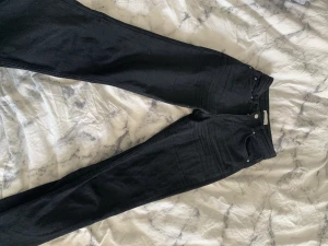Gina tricot jeans - Säljer dessa fina jeans från zara för att dom tyvärr blivit för små, superfint skick💞
