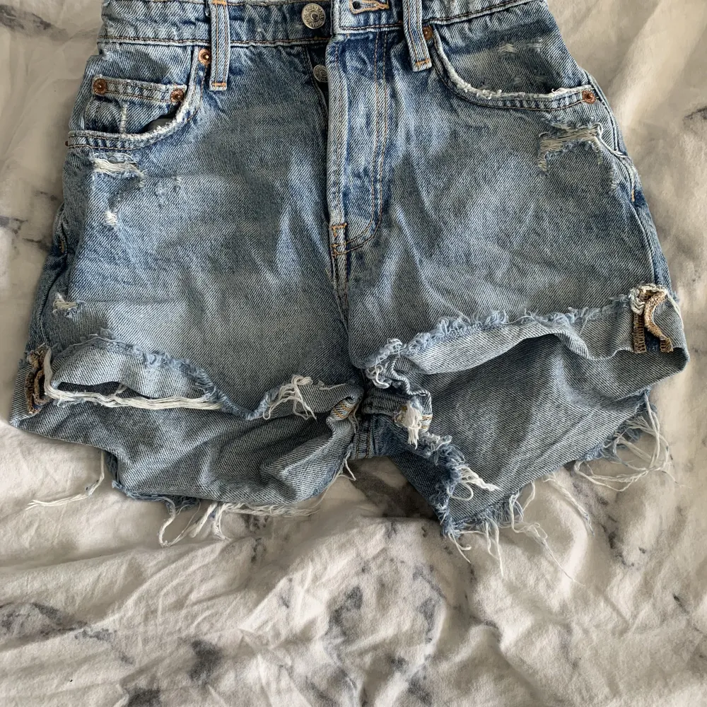 Säljer dessa jeansshorts pga av att dom blivit för små för mig då jag köpte den förra sommaren🥰rätt så andvända men inget som har gått i sönder eller liknande💖. Shorts.