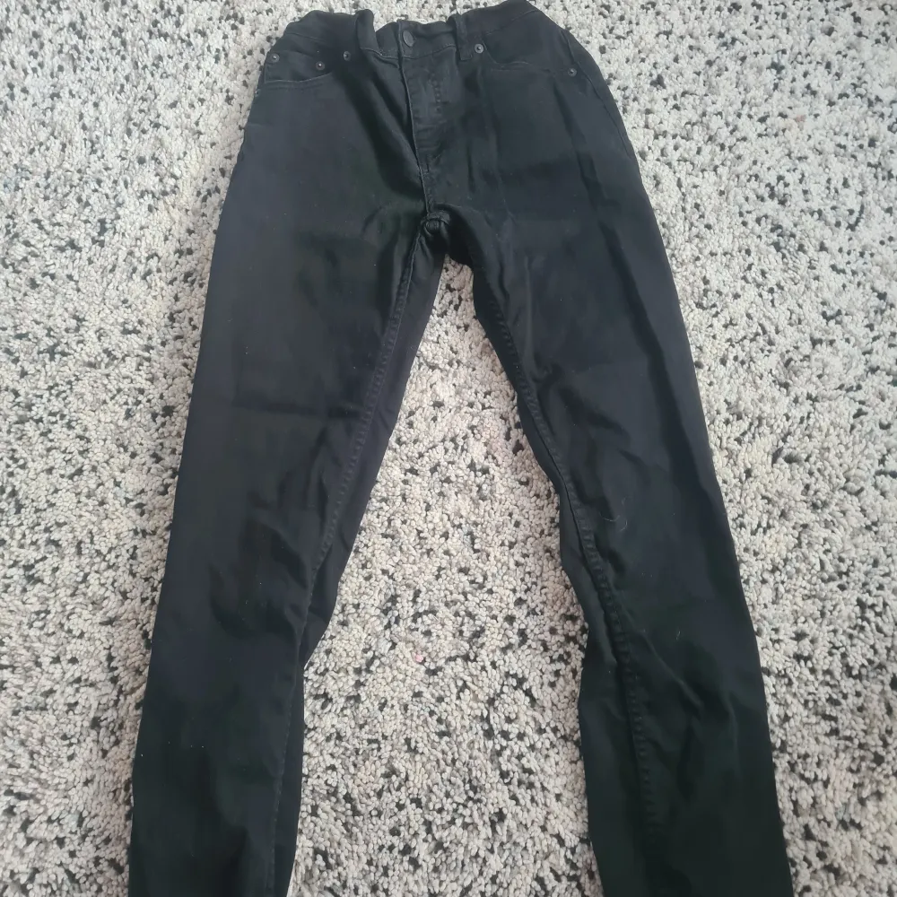 Hej säljer lives jeans eftersom dom har blivit för små perfekt skick skick10./10 ny pris 800kr säljer 150kr kanske kan sänka lite om man köper fler kläder från mig i min profil finns det allt jag säljer. Jeans & Byxor.