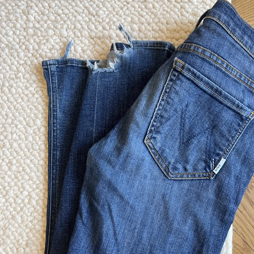 Lågmidjade jeans ifrån mother i storlek 26. Slitna längst ner men annars i bra skick. . Jeans & Byxor.