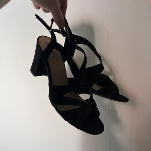 Svarta klackskor - Ett par svarta klackskor som är använda typ 2-3 gånger.  Fint skick!  Stlk 39  Köparen står för frakt