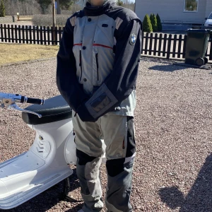 Mc-ställ - Motorcykelställ av märket BMW i modellen Ralley 2 Pro.  Mycket fint skick och har även möjlighet att fodras tjockare med vinterinlägg☺️ Storlek 54 på jackan och L i byxor.  Kan skicka fler bilder vid intresse samt diskutera pris🔥