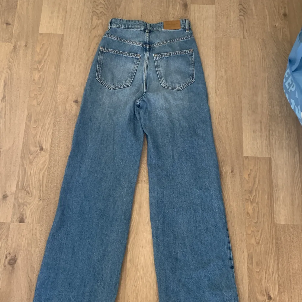 Jag säljer mina helt oanvända jeans från Gina 💕 Säjer dem pgr av att dem är för långa i benen, jag själv är ca 160 cm 🩵 Frakten igår i priset . Jeans & Byxor.
