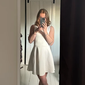 Vit klänning  - En vit enkel klänning som passar bra i ALLA tillfällen 🌸  Inga defekter eller tecken på användning 